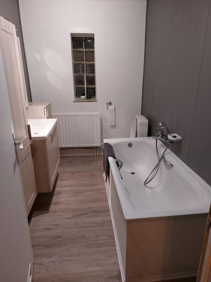 Aux Trois Petits Cochons Apartment Хотон Екстериор снимка