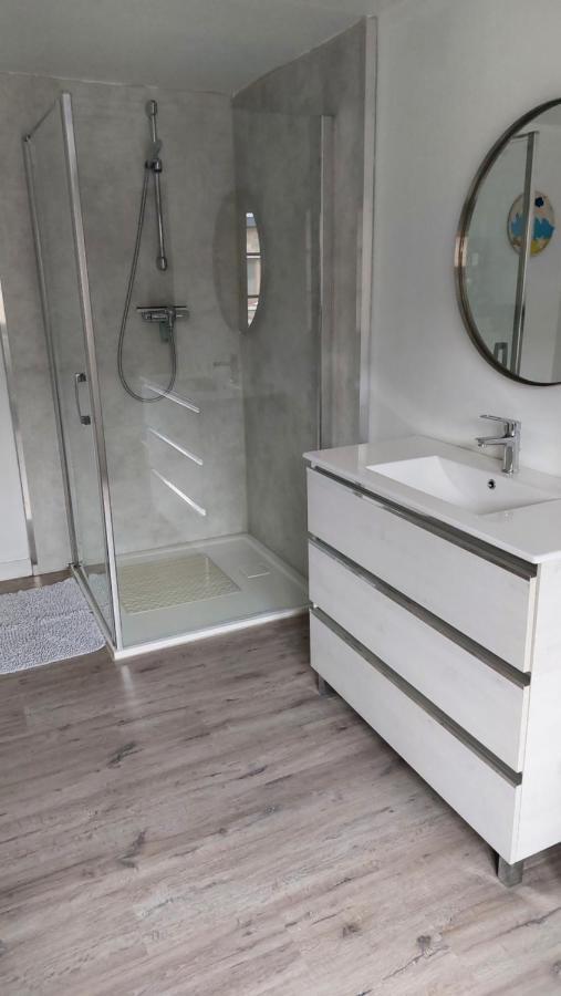 Aux Trois Petits Cochons Apartment Хотон Екстериор снимка